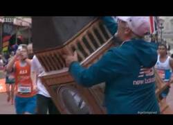 Enlace a El que se disfrazó de Big Ben en la maratón de Londres no pensó en este detalle...