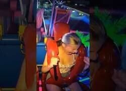 Enlace a Esta chica se desmaya varias veces al subirse en esta atracción