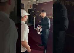 Enlace a Un fan le pide a Ilia Topuria, luchador de MMA, que le de un puñetazo