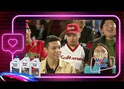 Enlace a Le niega el beso en una Kiss Cam y se lo da al chico de detrás