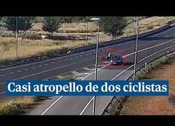 Enlace a Conductor en sentido contrario casi atropella a dos ciclistas