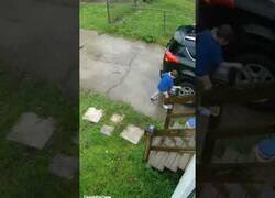 Enlace a Niño pincha las ruedas del coche de sus padres para no ir al colegio