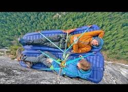 Enlace a ¿Podrías dormir colgado de un acantilado?