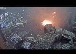 Enlace a Esto sucede cuando metes chatarra húmeda en una fundición