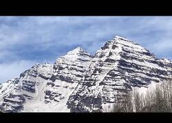 Enlace a Esquiador se lleva un susto al caer de la cima de una montaña