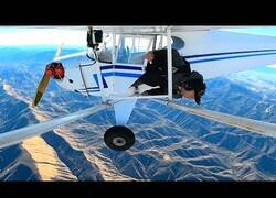 Enlace a Paracaidista se graba estrellando su avioneta
