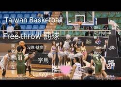 Enlace a Animadoras intentando distraer al equipo contrario