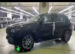 Enlace a Los robots de Mercedes que permiten mover coches sin que nadie los conduzca o los remolque