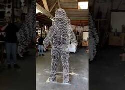 Enlace a La escultura que desaparece ante tus ojos