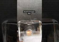 Enlace a ¿Qué pasa si dejas una bola de aluminio al rojo vivo sobre un bloque de hielo?