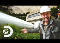 Enlace a La fuerza con la que sale el agua cuando se libera de una presa