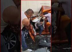 Enlace a Hombre sale ileso por su propio pie de un aparatoso accidente