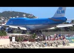 Enlace a El aeropuerto situado al borde de una playa transitada