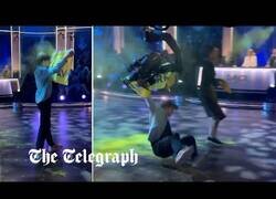 Enlace a Activistas interrumpen un programa de televisión y acaban siendo atacados por una cámara