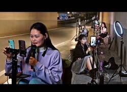 Enlace a Luisito Comunica se adentra en el mundo de las streamers callejeras en China