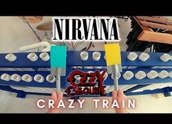 Enlace a Tocando temas míticos de rock con extraños instrumentos