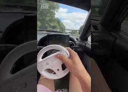 Enlace a Conduciendo un coche real con el volante de la Wii