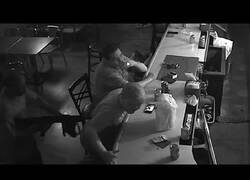 Enlace a El hombre más calmado del mundo durante un atraco