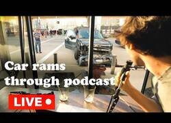 Enlace a Un coche se estrella contra el set de un podcast en pleno directo
