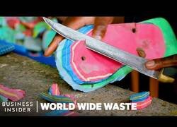 Enlace a En Kenia construyen esculturas de colores reciclando sandalias viejas
