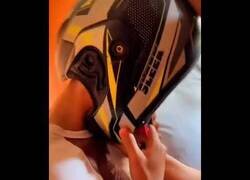 Enlace a Cuando te pones el casco de la moto al revés