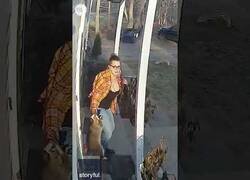 Enlace a Una madre salva a su hija del ataque de un agresivo mapache