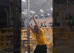 Enlace a Fuertes vientos en China hacen volar a personas que sujetaban una carpa