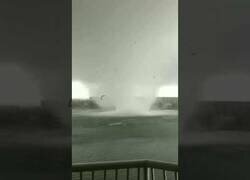 Enlace a Captan un tornado formándose y avanzando hacia la ciudad