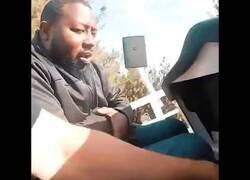 Enlace a Haciendo creer que se salió un tornillo del asiento de la montaña rusa