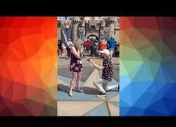 Enlace a Pareja se pide matrimonio mutuamente en Disney World