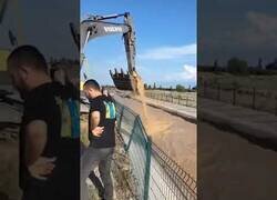 Enlace a Rescatan a una vaca atrapada en un canal con una excavadora