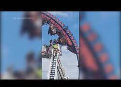 Enlace a Una montaña rusa se para y deja a los pasajeros boca abajo