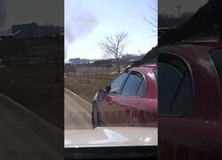 Enlace a Conduciendo con un policía subido encima del coche