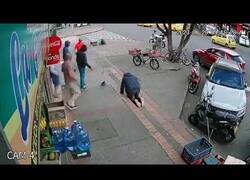 Enlace a Cuando tienes tan mala suerte que te tropiezas y un hombre se piensa que le querías robar