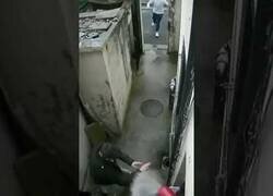 Enlace a Espanta a unos ladrones que querían entrar en su casa con agua hirviendo