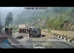 Enlace a Desprendimiento de rocas aplasta varios coches en la India