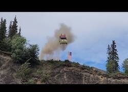 Enlace a En EEUU celebran el 4 de julio... ¡lanzando vehículos por un barranco!