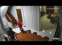 Enlace a Un gato ataca a su dueño sin motivo aparente