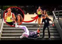 Enlace a Tiro a mi novia por las escaleras (Broma de cámara oculta)