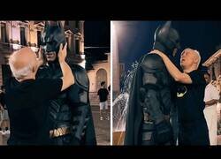 Enlace a Batman hace feliz a un fan entregado