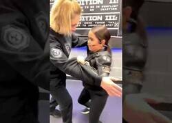 Enlace a La niña experta en defensa personal