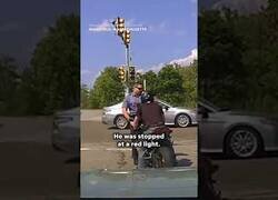 Enlace a Motorista escapa tras ser atrapado por un policía