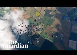 Enlace a 41 paracaidistas completan la formación secuencial más grande jamás vista