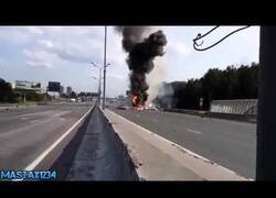 Enlace a Accidente provoca explosiones múltiples en mitad de la carretera