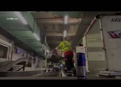 Enlace a Graban a operarios de aeropuerto maltratando el equipaje de los pasajeros