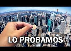 Enlace a ¿Qué tan peligroso es tirar un moneda desde un rascacielos?