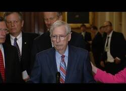 Enlace a Senador estadounidense se queda congelado en una declaración ante la prensa