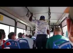 Enlace a Cuando vas en el bus y no aguantas más