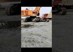 Enlace a Una excavadora poniéndose las zapatillas