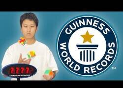 Enlace a Récord de velocidad resolviendo tres cubos de rubik haciendo malabares con ellos